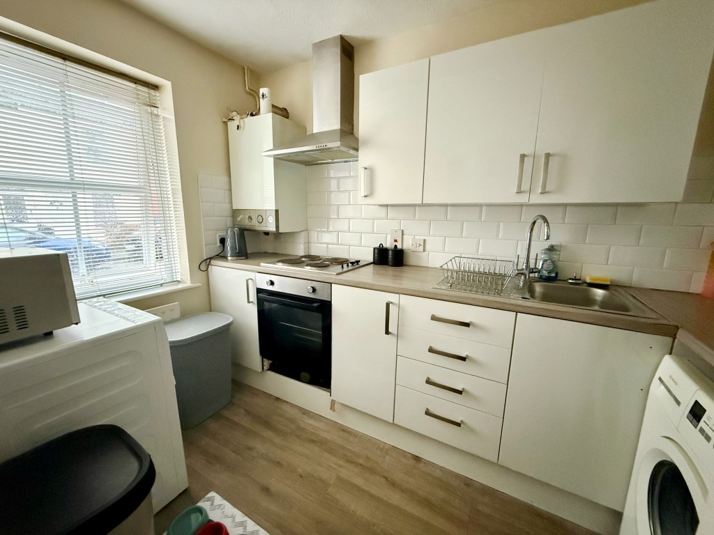 Lot: 180 - FREEHOLD MODERN END-TERRACE HOUSE INVESTMENT - Kitchen
